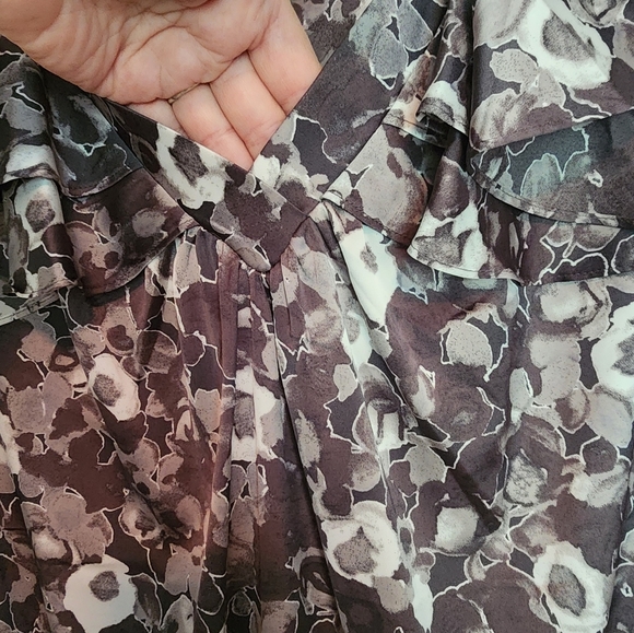 LOFT black gray floral sleeveless ruffle v-neck Large - Picture 5 of 7